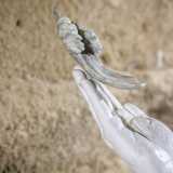 ...e infine su una mano in marmo dalla quale sembra prendere il volo una piuma in gesso